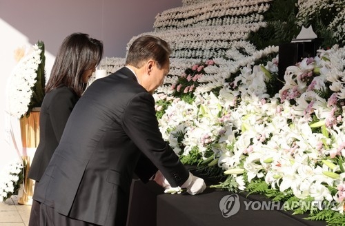 Tổng thống và người dân Hàn Quốc tưởng niệm nạn nhân vụ giẫm đạp - Ảnh 1.