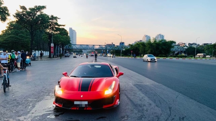 Hà Nội: Siêu xe Ferrari tông xe máy lúc rạng sáng, một người chết - 1