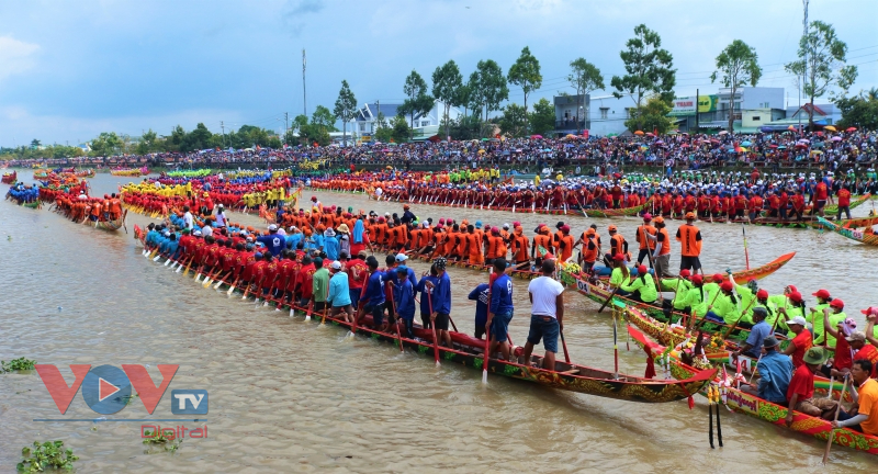 Người dân lội nước xem đua ghe Ngo đồng bào Khmer - Ảnh 4.