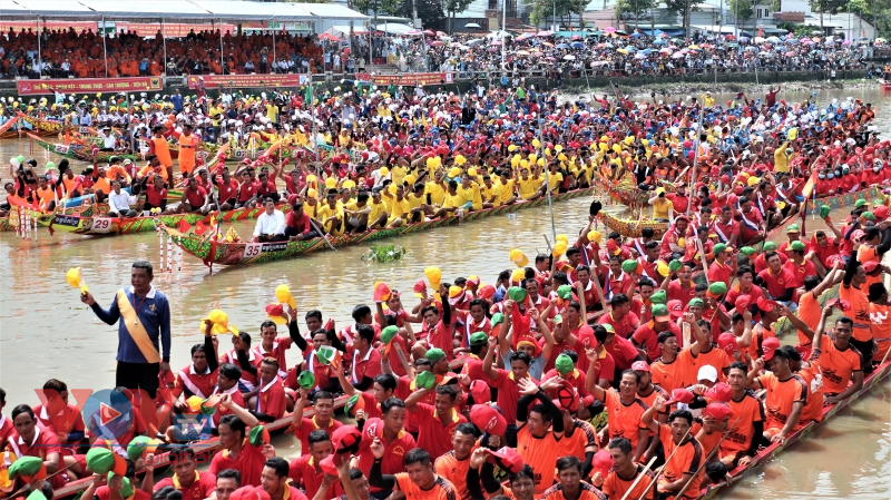 Người dân lội nước xem đua ghe Ngo đồng bào Khmer - Ảnh 5.