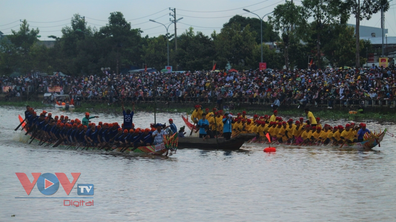 Người dân lội nước xem đua ghe Ngo đồng bào Khmer - Ảnh 6.
