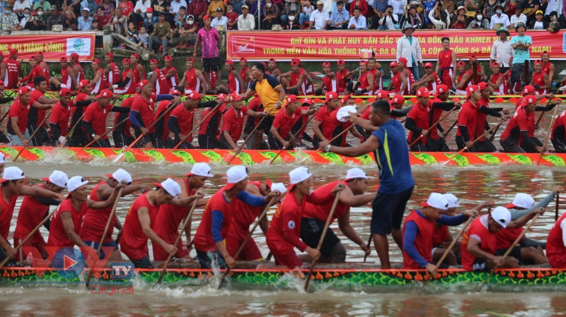 Người dân lội nước xem đua ghe Ngo đồng bào Khmer - Ảnh 7.