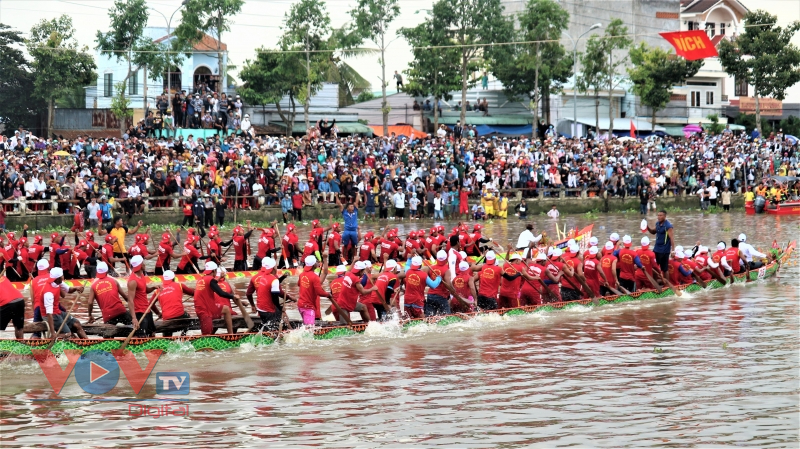 Người dân lội nước xem đua ghe Ngo đồng bào Khmer - Ảnh 8.