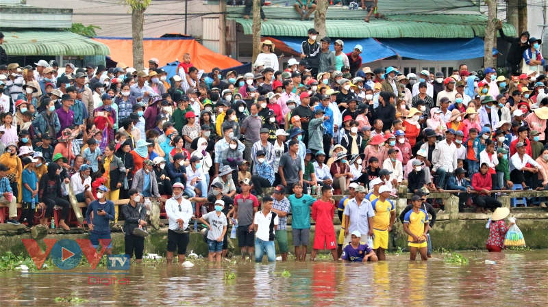 Người dân lội nước xem đua ghe Ngo đồng bào Khmer - Ảnh 10.
