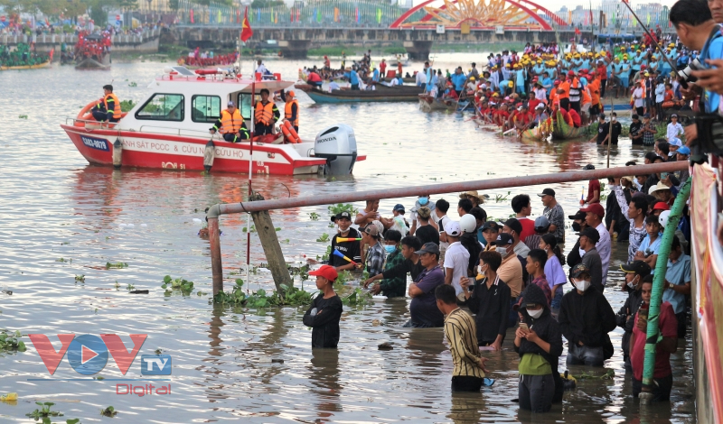Người dân lội nước xem đua ghe Ngo đồng bào Khmer - Ảnh 11.