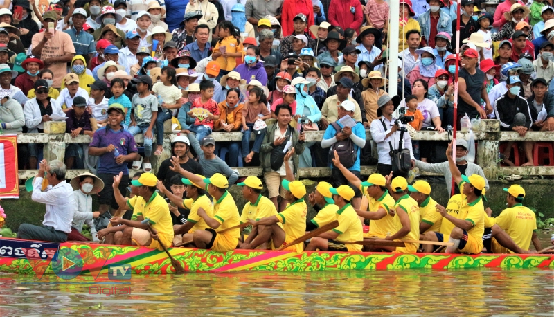 Người dân lội nước xem đua ghe Ngo đồng bào Khmer - Ảnh 12.