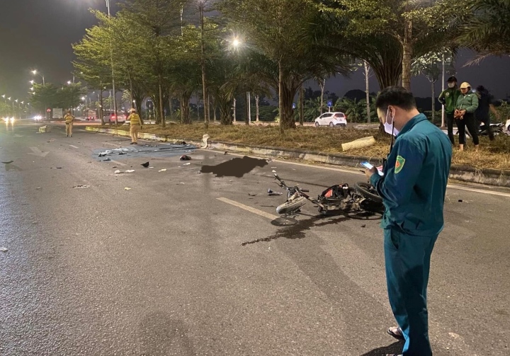 Hà Nội: Xe máy tông xe điện trong đêm, 4 người thương vong - 2