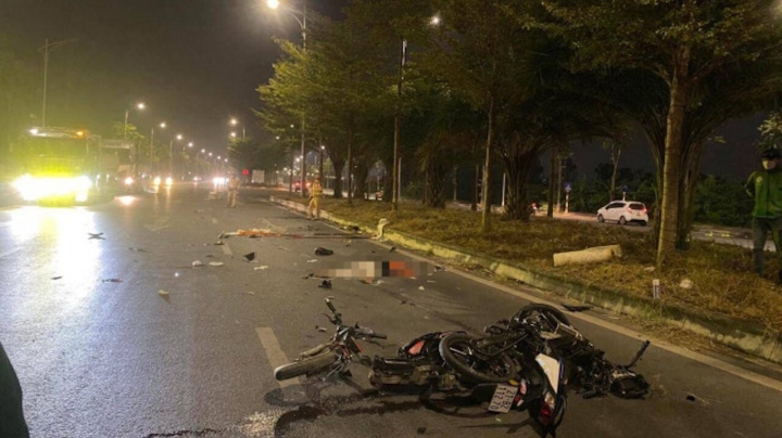 Hà Nội: Xe máy tông xe điện trong đêm, 4 người thương vong - 1