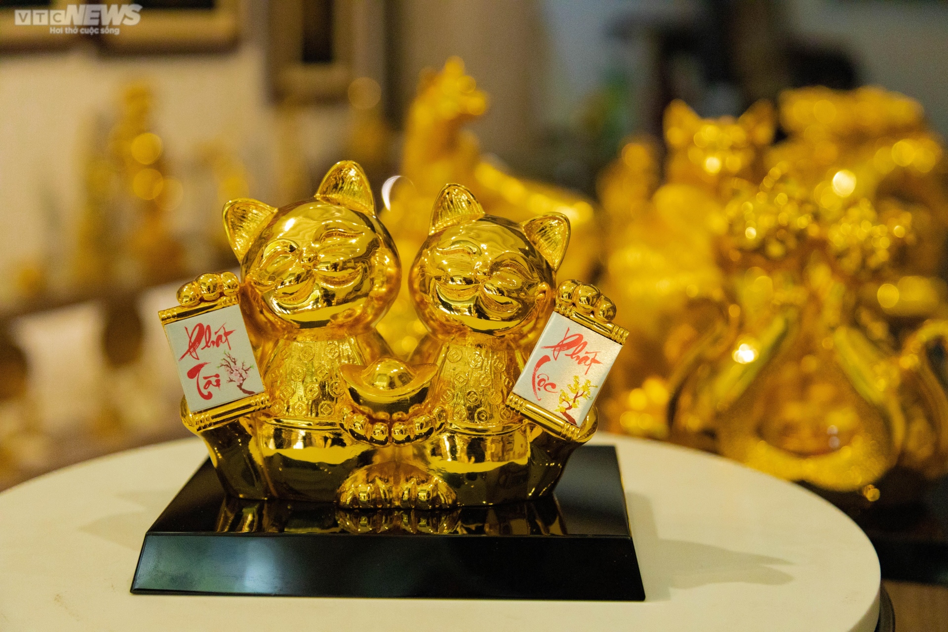 Mèo dát vàng 24k hút khách trước Tết Quý Mão 2023 - Ảnh 1.