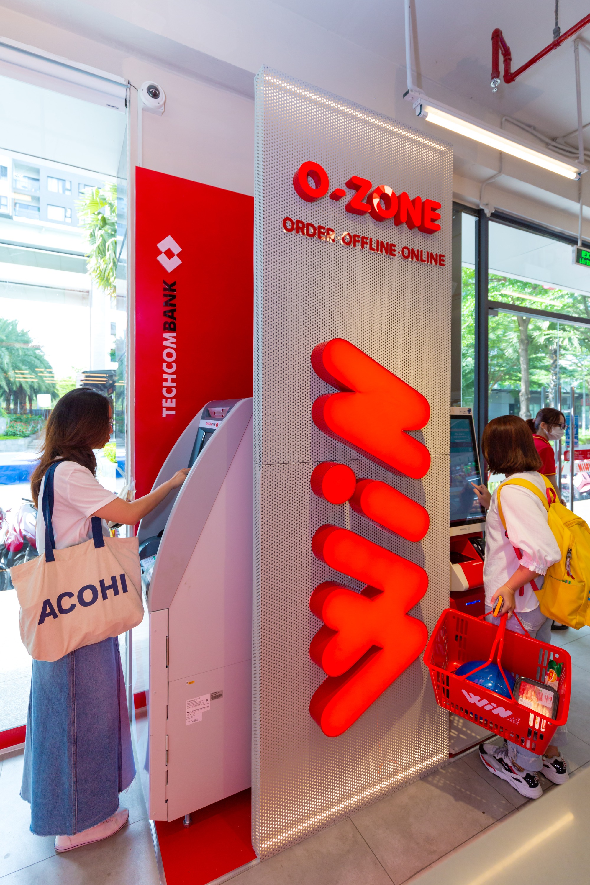 Khách hàng sử dụng hệ thống CDM thế hệ mới của Techcombank và đặt trà - cà phê Phúc Long tại khu vực O - Zone trong cửa hàng WIN.JPG