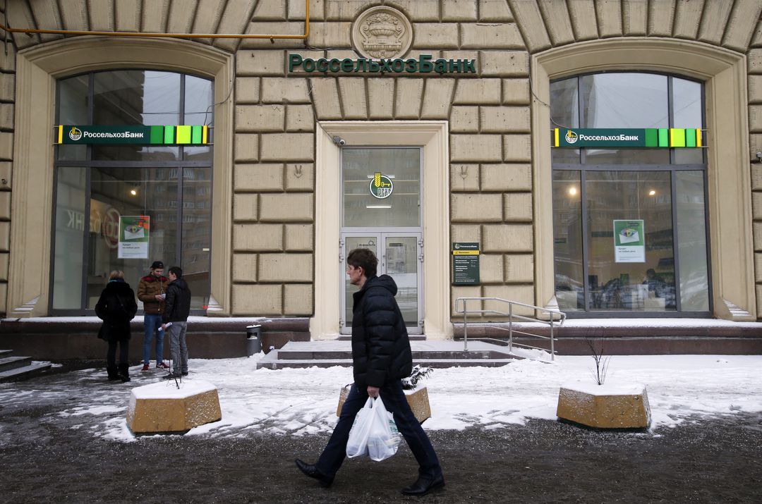 EU xem xét yêu cầu của Nga về kết nối lại một ngân hàng lớn với SWIFT - Ảnh 1.