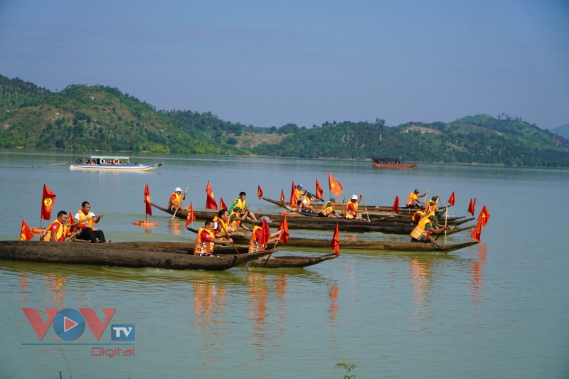 Gia Lai: Lễ hội đua thuyền độc mộc trên sông Pô Cô - Ảnh 1.