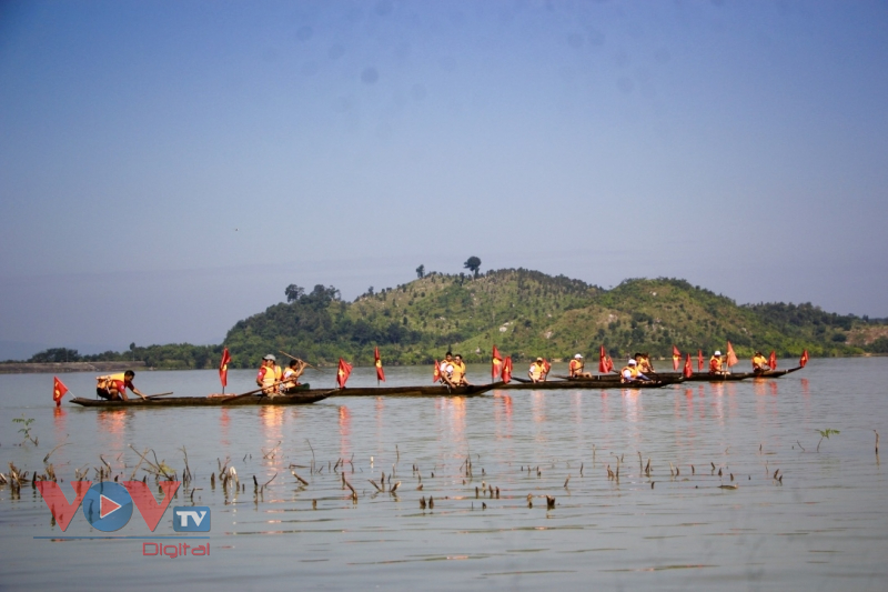 Gia Lai: Lễ hội đua thuyền độc mộc trên sông Pô Cô - Ảnh 2.
