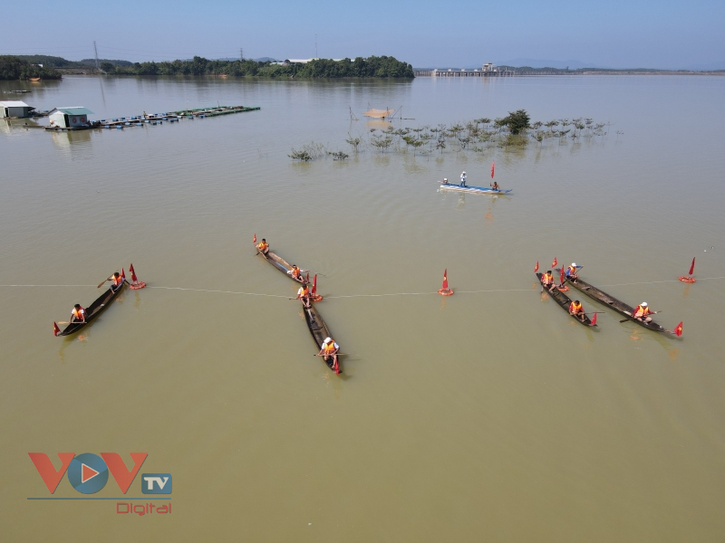 Gia Lai: Lễ hội đua thuyền độc mộc trên sông Pô Cô - Ảnh 5.