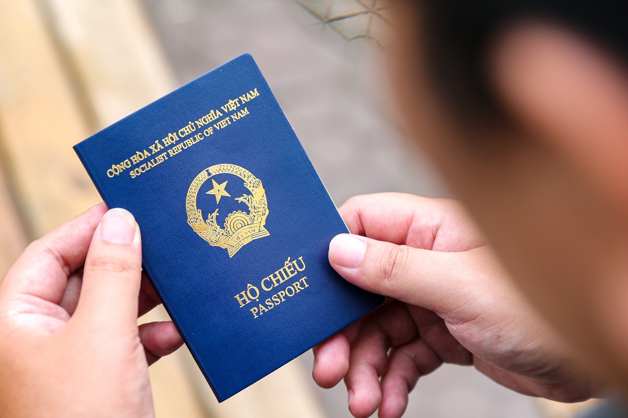 Quốc hội xem xét, quyết định bổ sung thông tin 'nơi sinh' vào hộ chiếu mới - 1