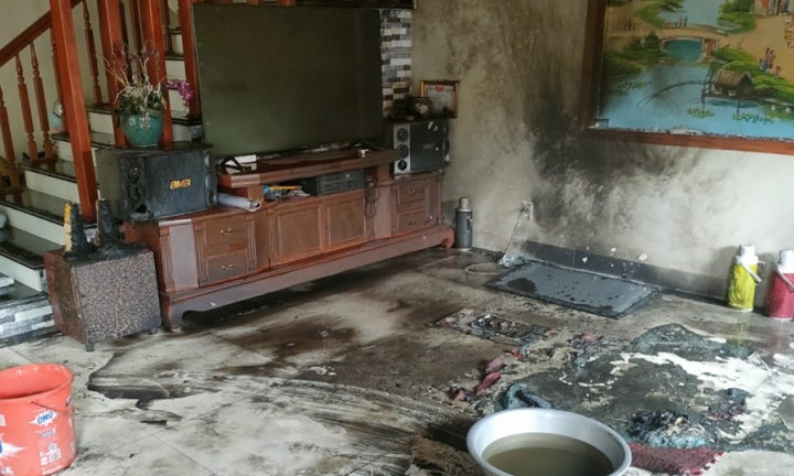 Vụ 3 con gái đốt nhà mẹ đẻ ở Hưng Yên: Sức khỏe người mẹ tiên lượng xấu - 1