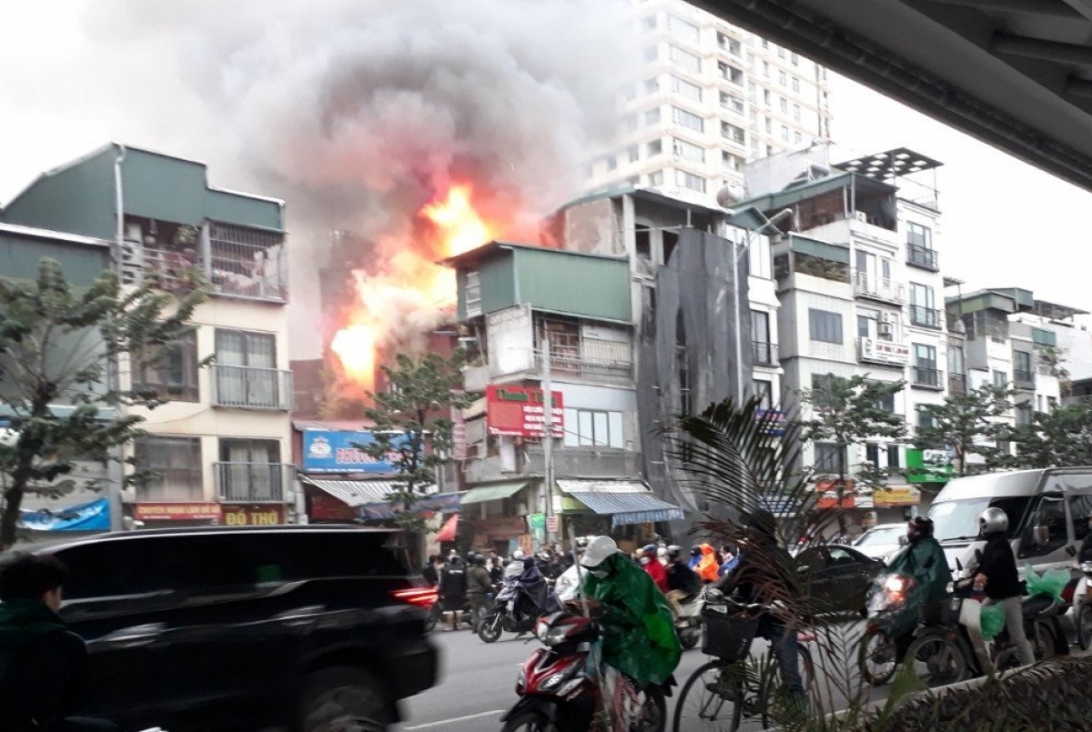 Cháy nhà bán đồ gỗ ở phố Minh Khai, Hà Nội - Ảnh 1.