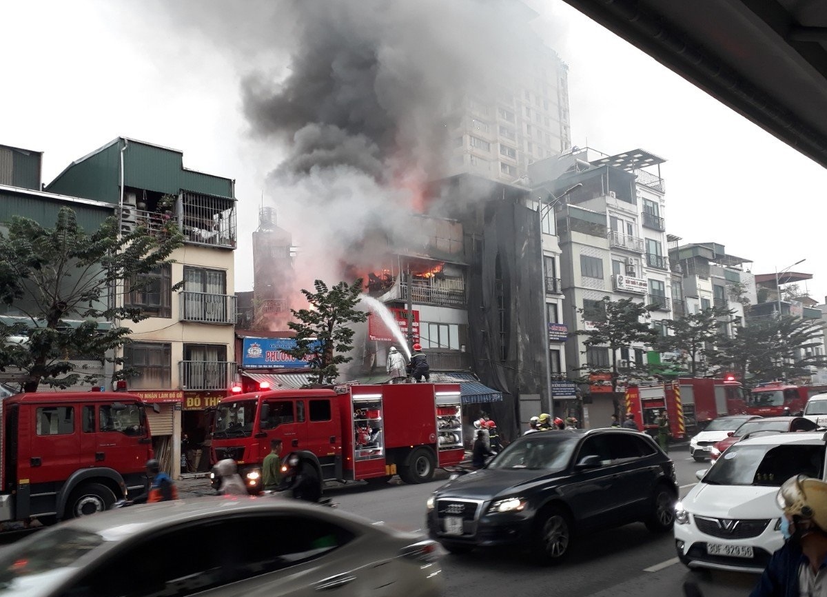 Cháy nhà bán đồ gỗ ở phố Minh Khai, Hà Nội - Ảnh 2.