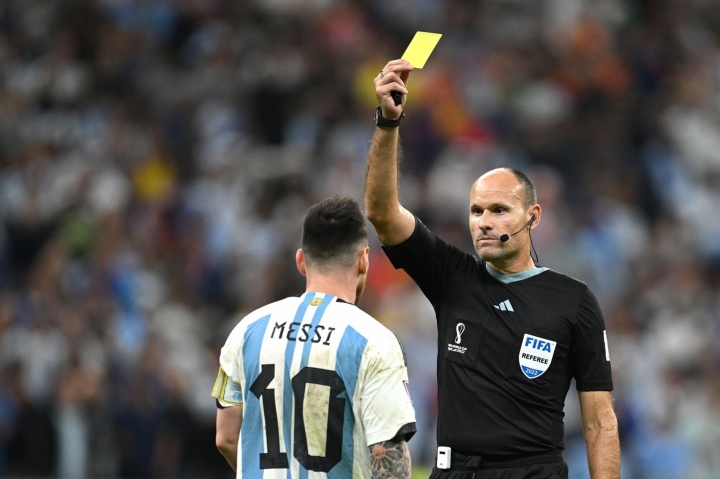 Trọng tài bị Messi chỉ trích chia tay World Cup 2022 - Ảnh 1.