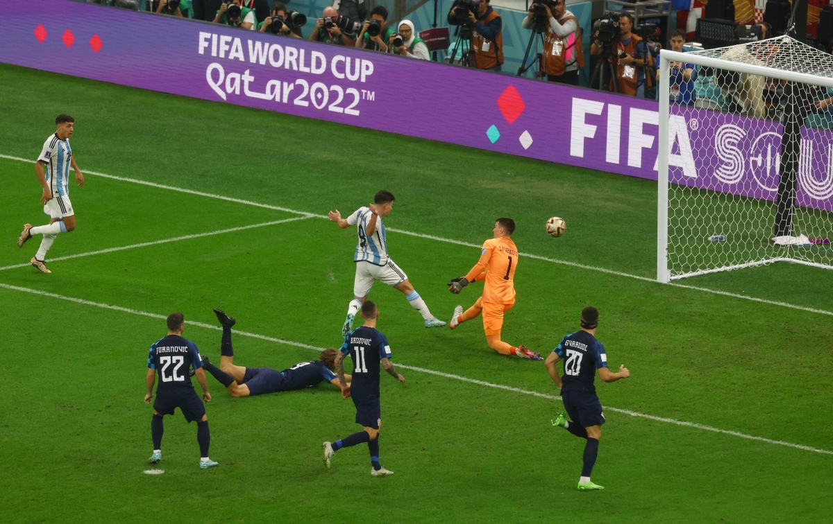 Messi cười mãn nguyện sau khi đưa Argentina vào chung kết World Cup 2022 - Ảnh 9.
