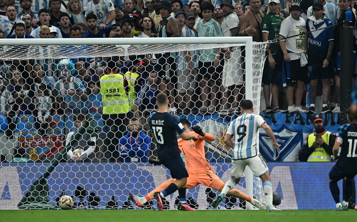 Messi cười mãn nguyện sau khi đưa Argentina vào chung kết World Cup 2022 - Ảnh 10.