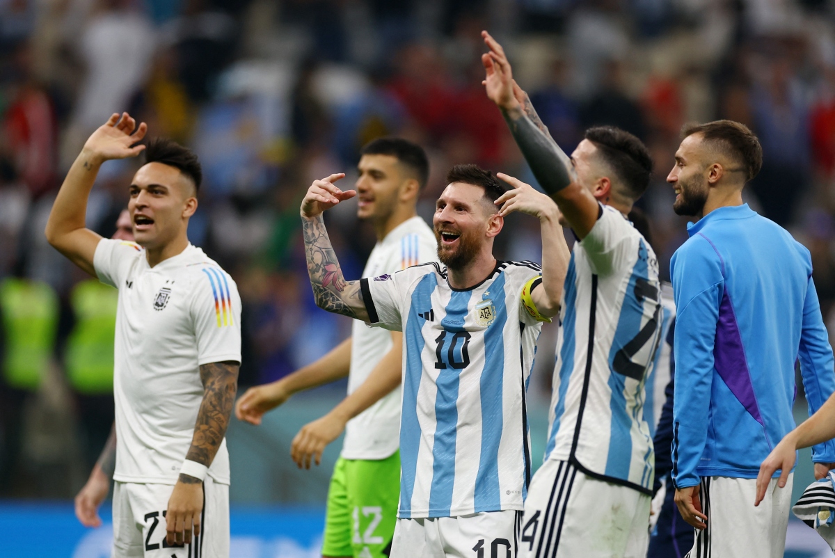 Messi cười mãn nguyện sau khi đưa Argentina vào chung kết World Cup 2022 - Ảnh 1.