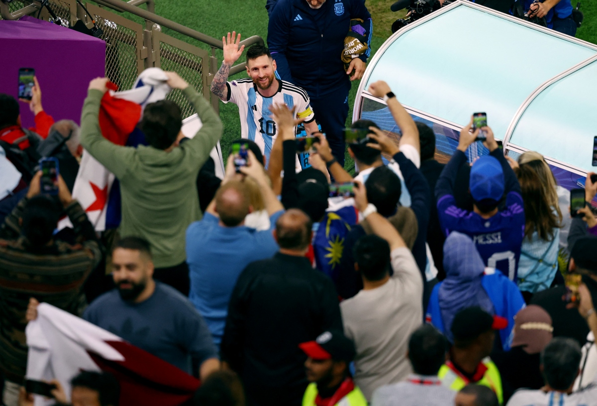 Messi cười mãn nguyện sau khi đưa Argentina vào chung kết World Cup 2022 - Ảnh 3.