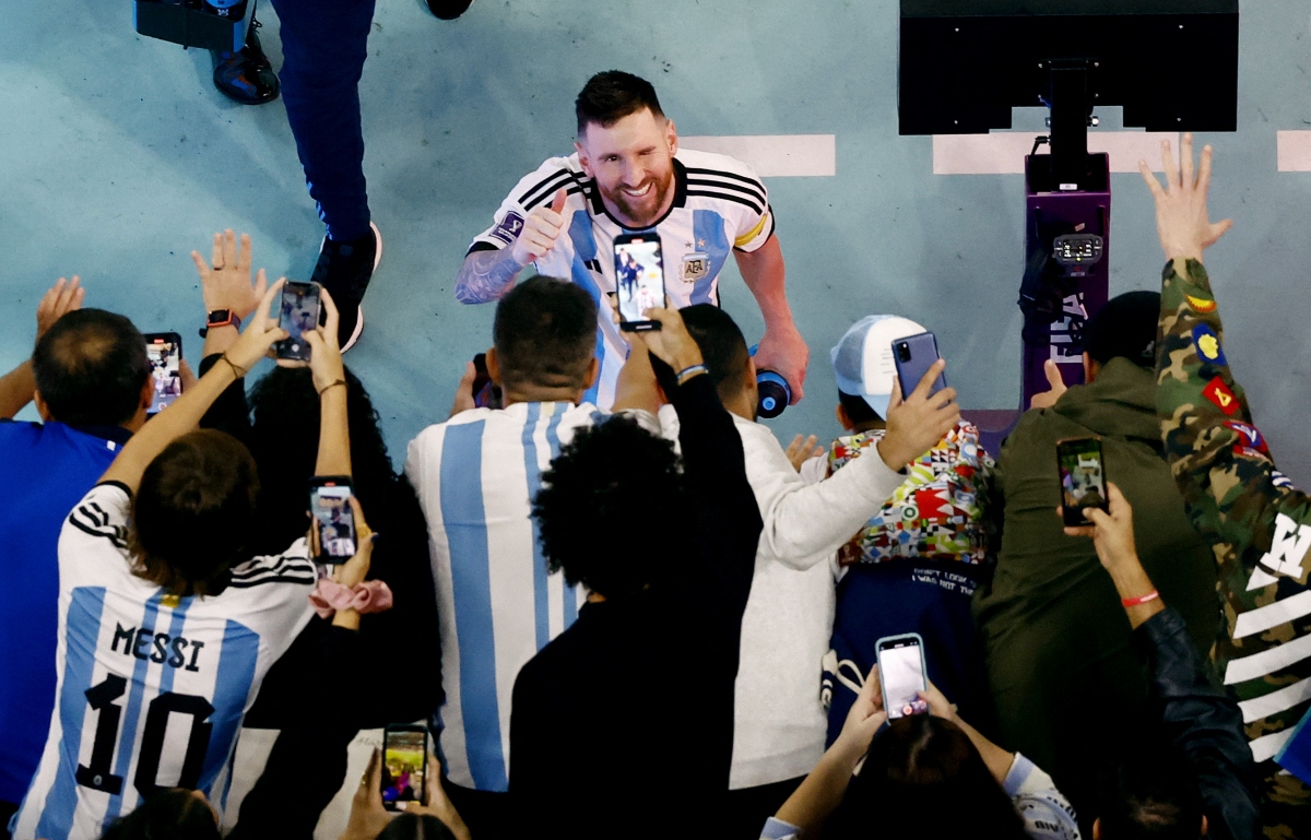 Messi cười mãn nguyện sau khi đưa Argentina vào chung kết World Cup 2022 - Ảnh 2.