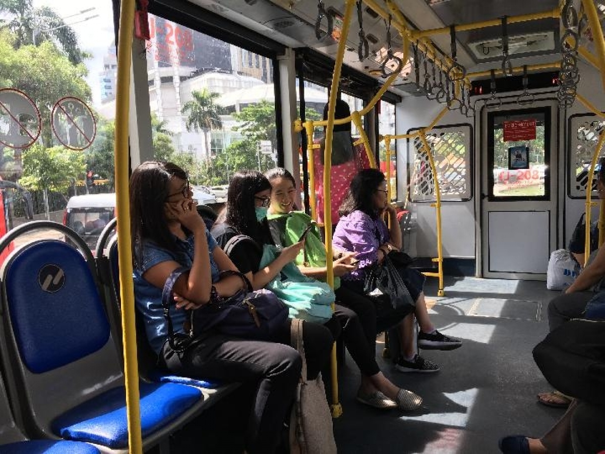 Indonesia giới thiệu 'xe buýt hồng' dành riêng hành khách nữ - Ảnh 2.