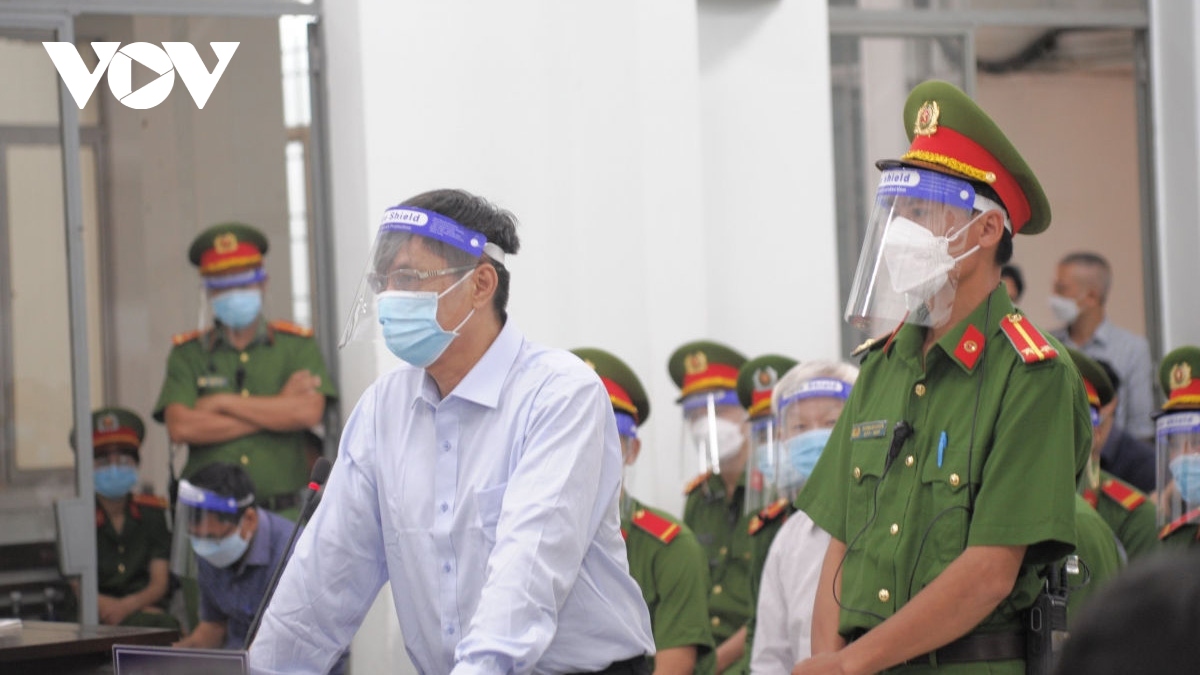 3 cựu lãnh đạo tỉnh Khánh Hòa tiếp tục hầu tòa liên quan đến 'đất vàng' - Ảnh 1.