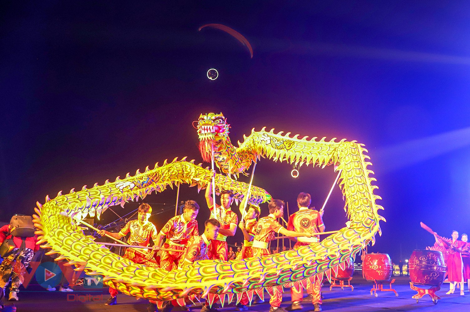 Du khách chìm đắm trong không khí lễ hội Carnaval mùa Đông Hạ Long - Ảnh 3.