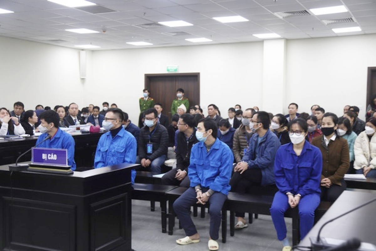 Xét xử 'siêu lừa' Nguyễn Thị Hà Thành: Hoãn phiên tòa do bị cáo và bị hại nhập viện - Ảnh 1.