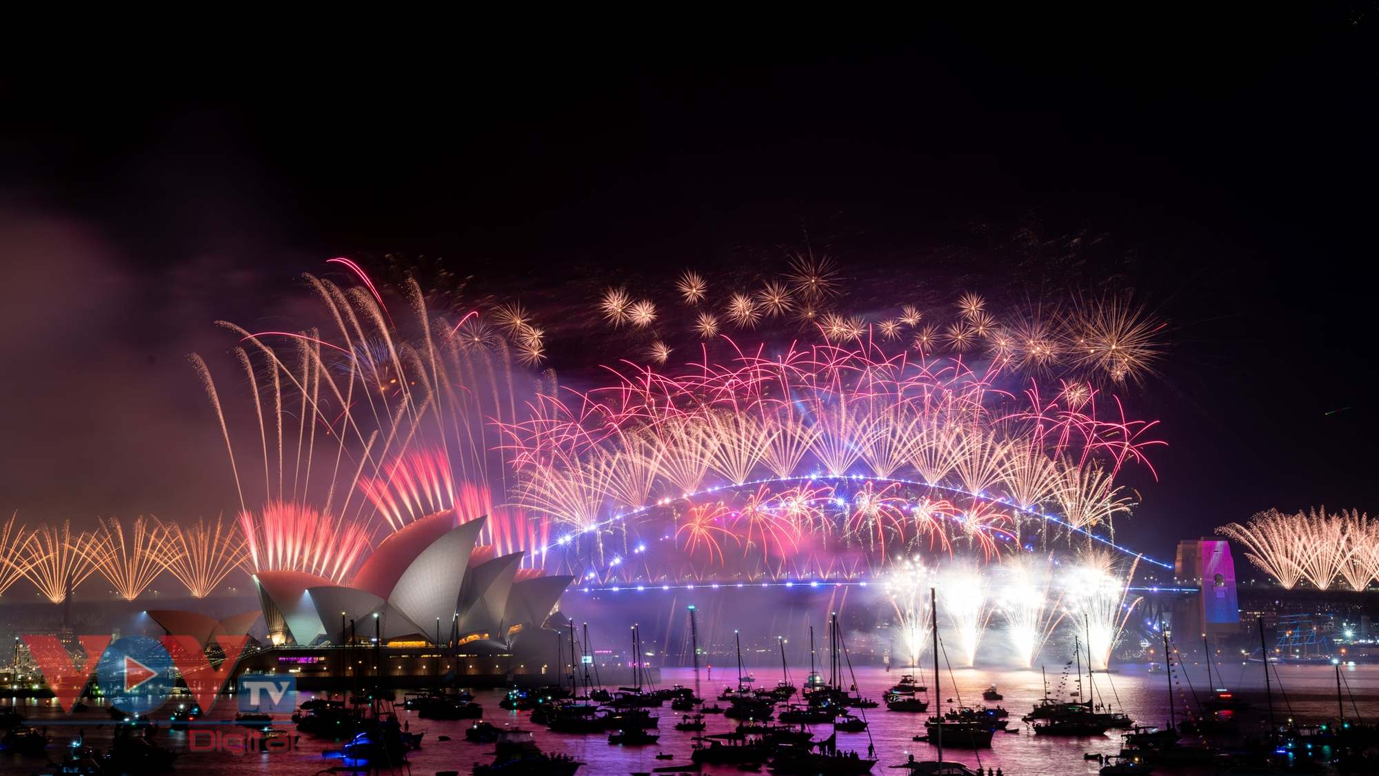 Rực rỡ màn pháo hoa tại Cầu Cảng Sydney chào đón năm mới 2023 - Ảnh 1.