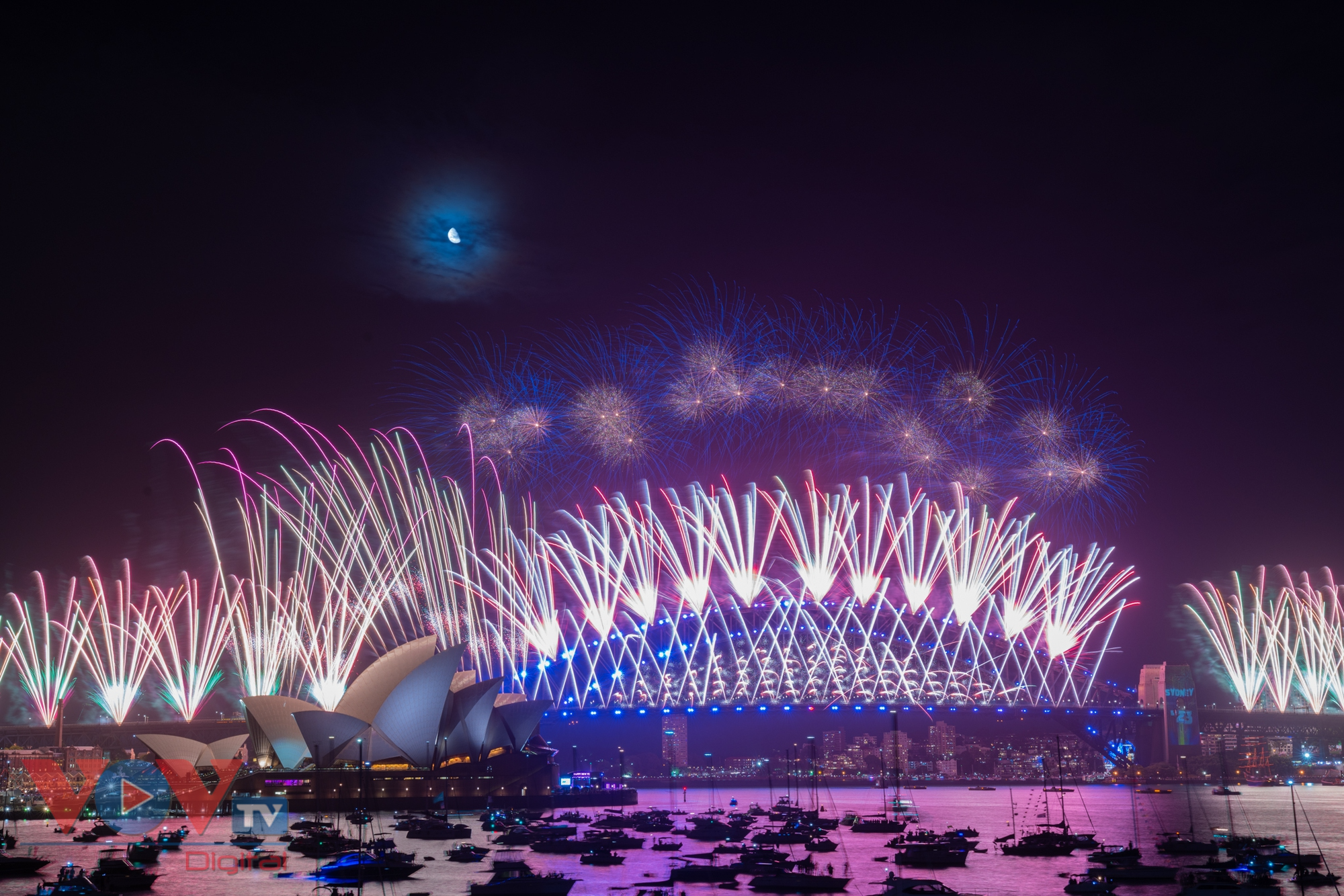 Rực rỡ màn pháo hoa tại Cầu Cảng Sydney chào đón năm mới 2023 - Ảnh 2.