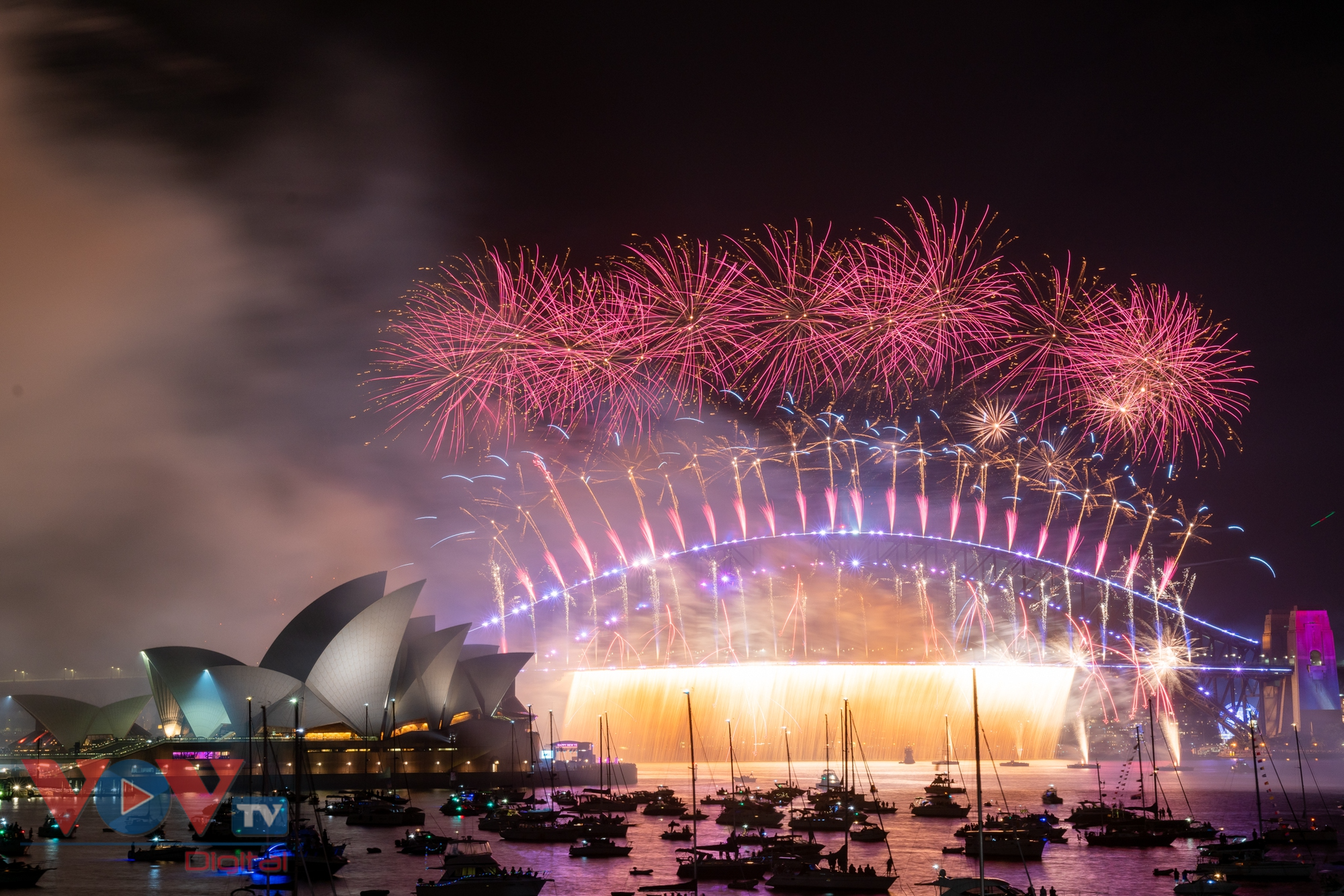 Rực rỡ màn pháo hoa tại Cầu Cảng Sydney chào đón năm mới 2023 - Ảnh 5.