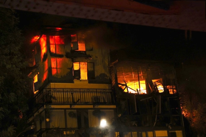 Hỏa hoạn lúc nửa đêm, 4 căn nhà phố cổ Hà Nội bị thiêu rụi - Ảnh 1.