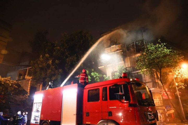 Hỏa hoạn lúc nửa đêm, 4 căn nhà phố cổ Hà Nội bị thiêu rụi - Ảnh 2.