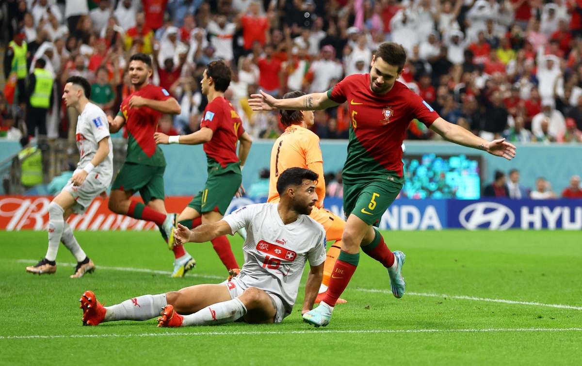 Ronaldo ngồi dự bị trong ngày Bồ Đào Nha vào tứ kết World Cup - Ảnh 6.
