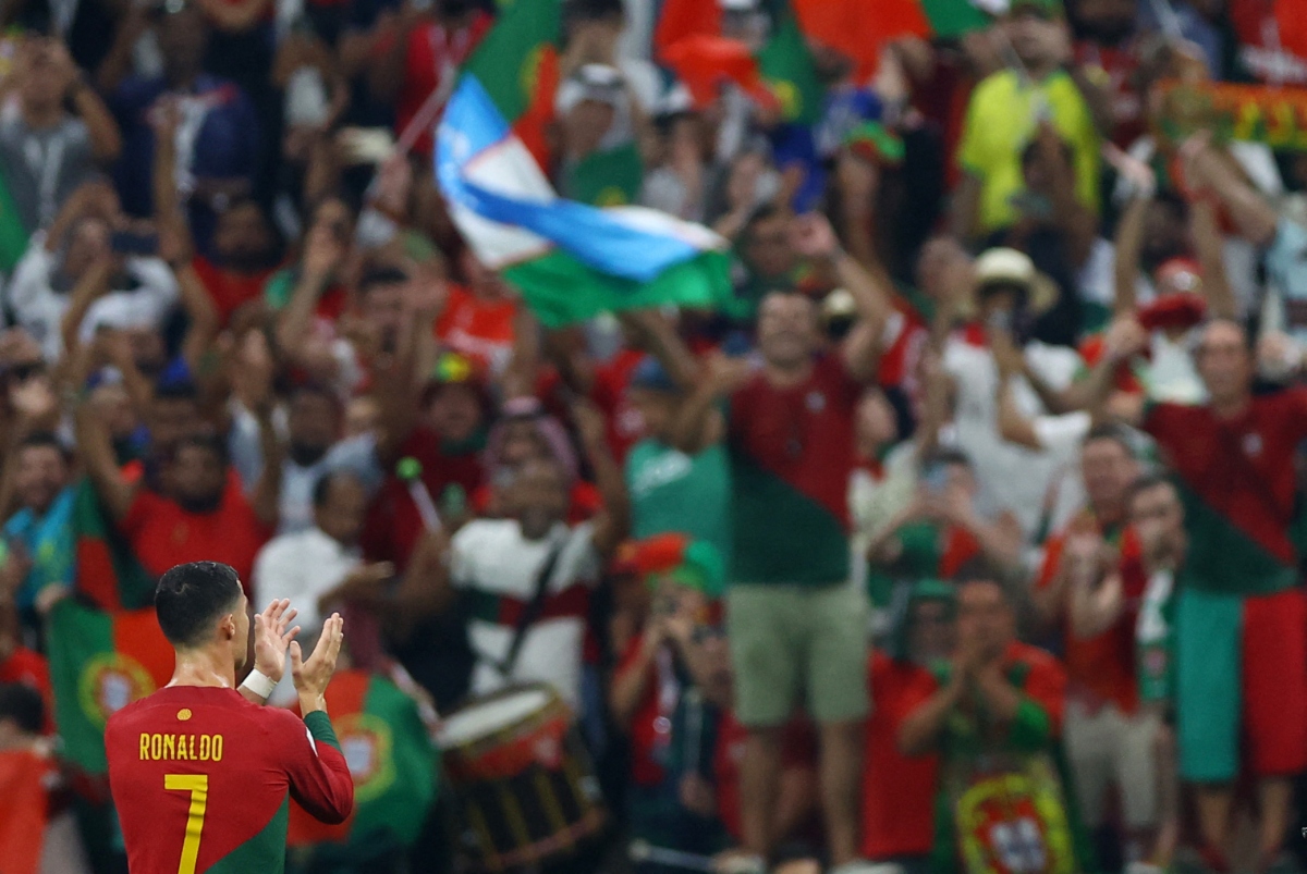 Ronaldo ngồi dự bị trong ngày Bồ Đào Nha vào tứ kết World Cup - Ảnh 14.
