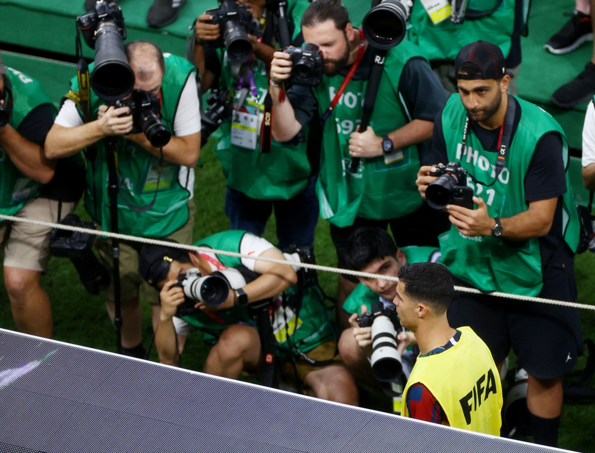 Ronaldo ngồi dự bị trong ngày Bồ Đào Nha vào tứ kết World Cup - Ảnh 1.