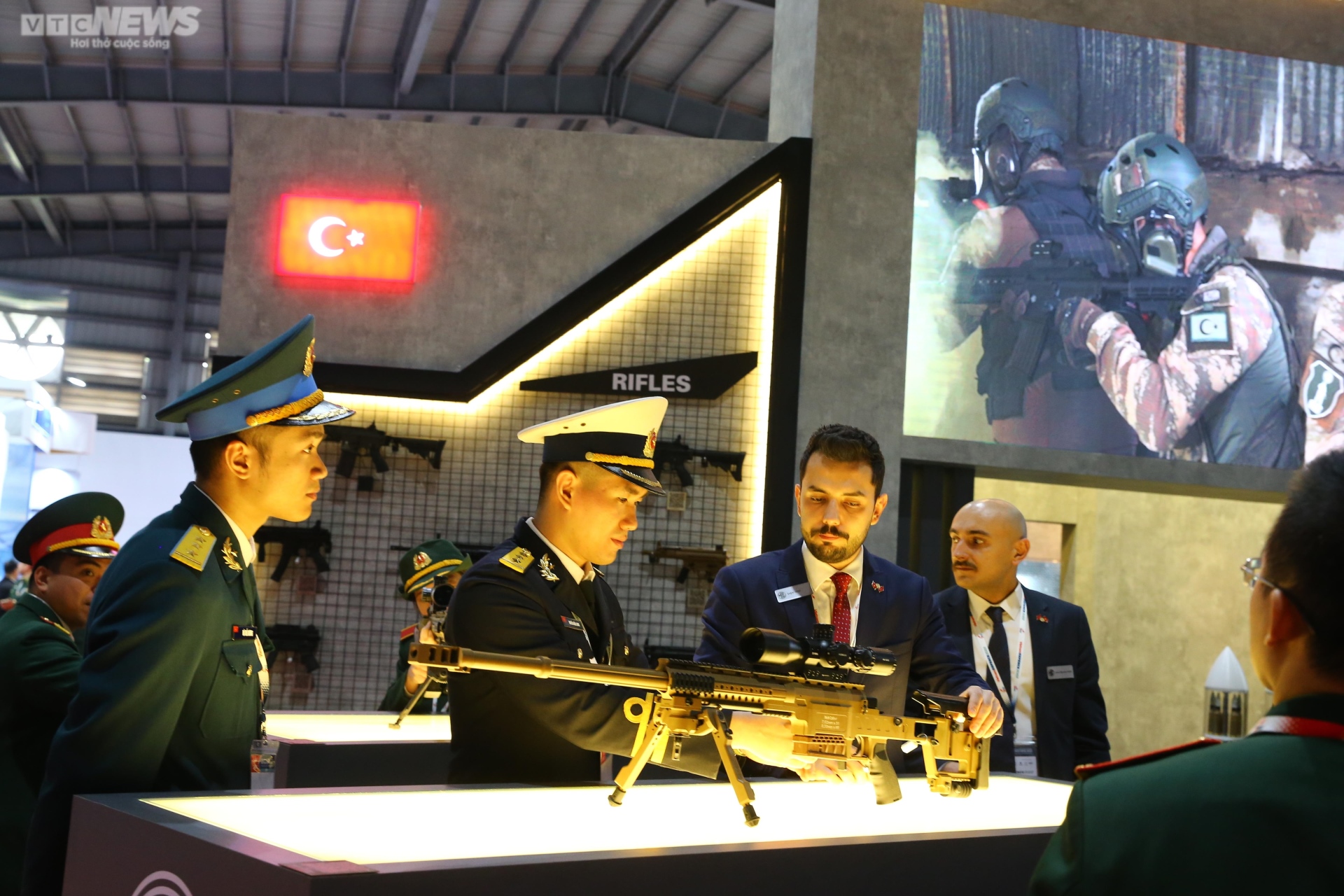 Các vũ khí hiện đại được giới thiệu tại triển lãm quốc phòng Việt Nam 2022 - Ảnh 9.