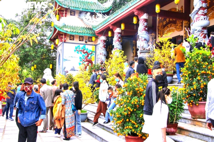 Dòng người chen chân lễ Phật, cầu an ở những ngôi chùa cổ, lớn nhất miền Trung - Ảnh 12.
