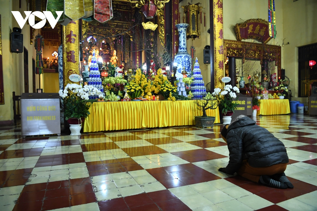 Người dân Thủ đô đi lễ chùa cầu bình an đêm Giao thừa - Ảnh 10.