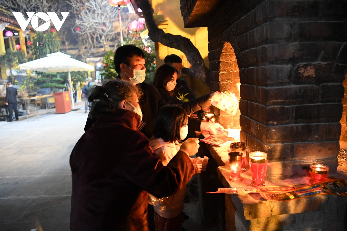 Người dân Thủ đô đi lễ chùa cầu bình an đêm Giao thừa - Ảnh 12.