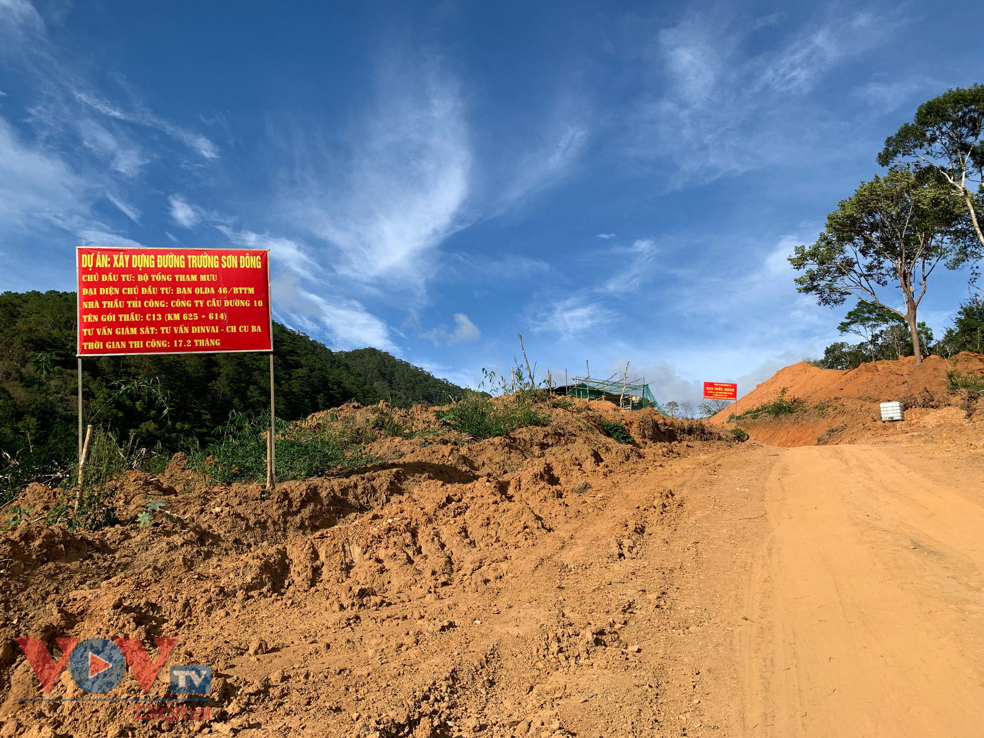 Cận cảnh rừng Quốc gia tại Đắk Lắk, Lâm Đồng bị phá để làm đường khi chưa được phép - Ảnh 6.