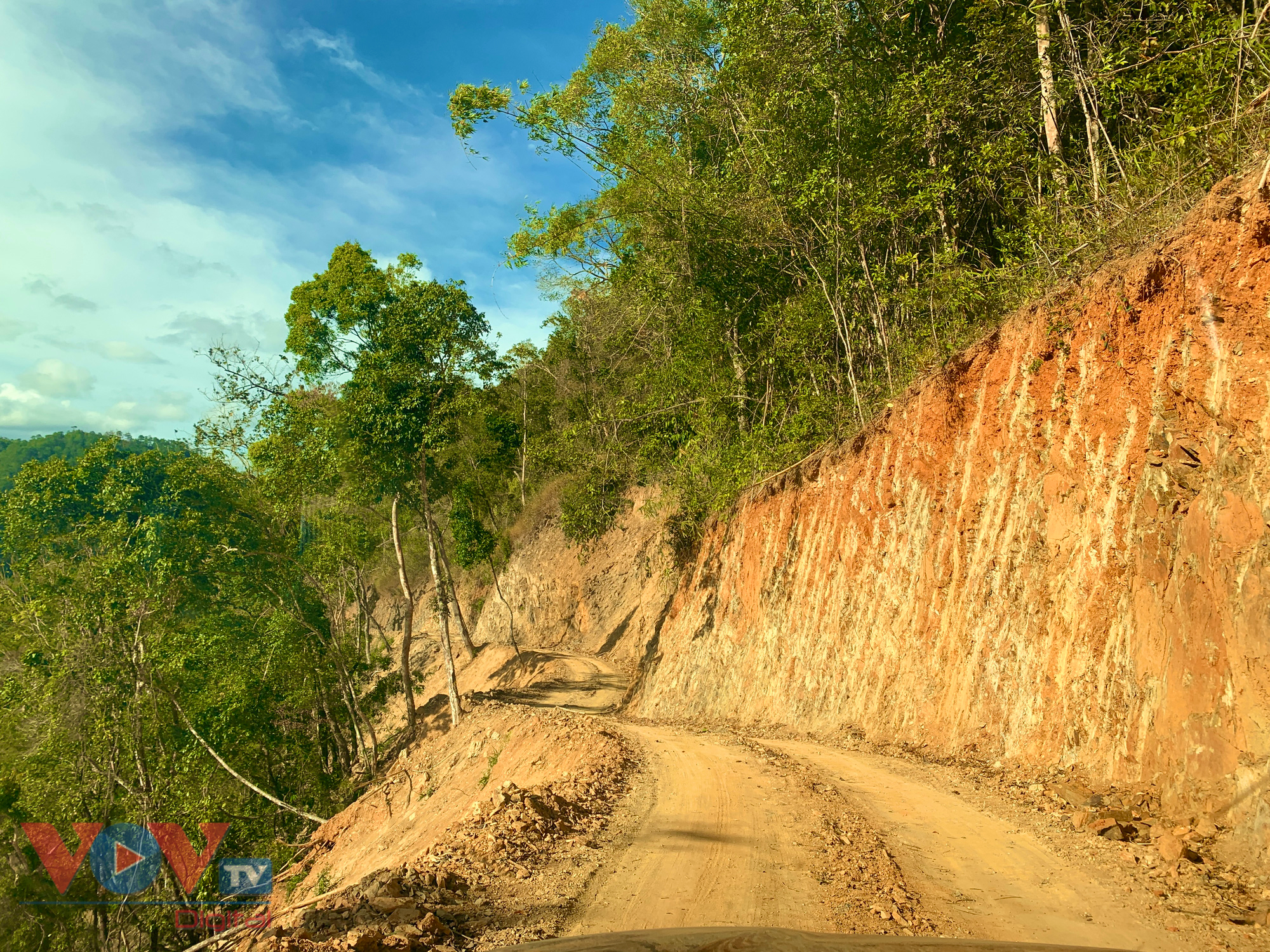 Cận cảnh rừng Quốc gia tại Đắk Lắk, Lâm Đồng bị phá để làm đường khi chưa được phép - Ảnh 7.