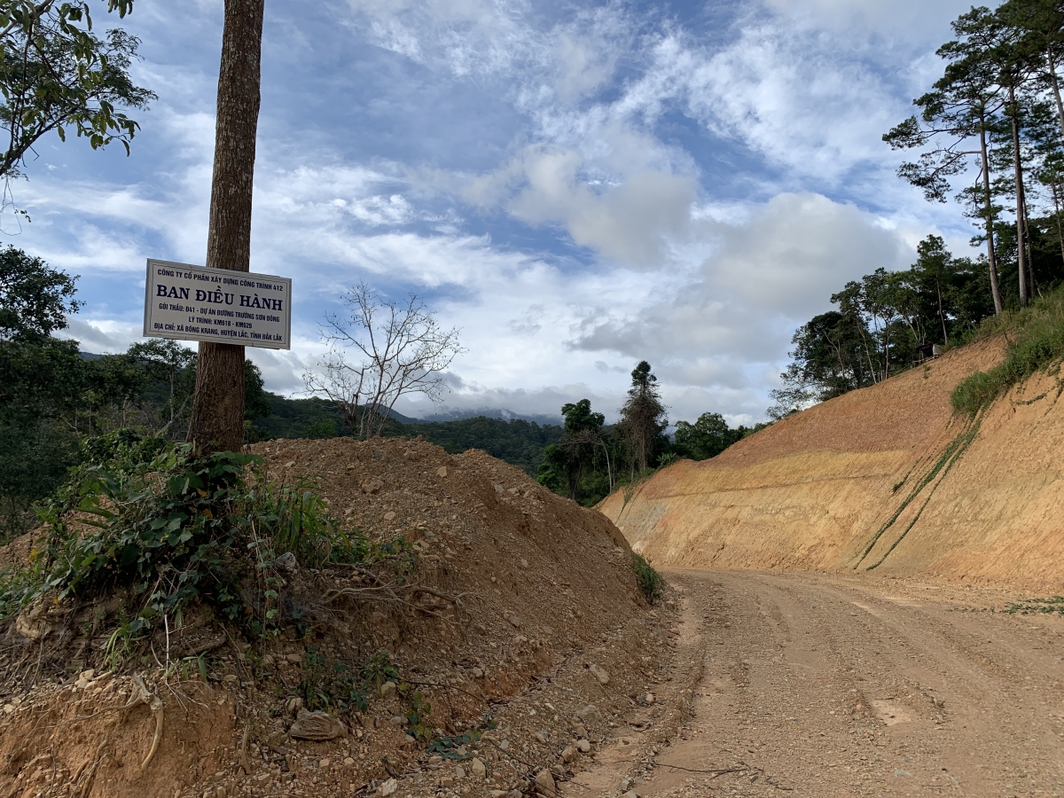San ủi trái phép vườn quốc gia để làm đường ở Tây Nguyên: Kẽ hở lớn cho phá rừng - Ảnh 2.
