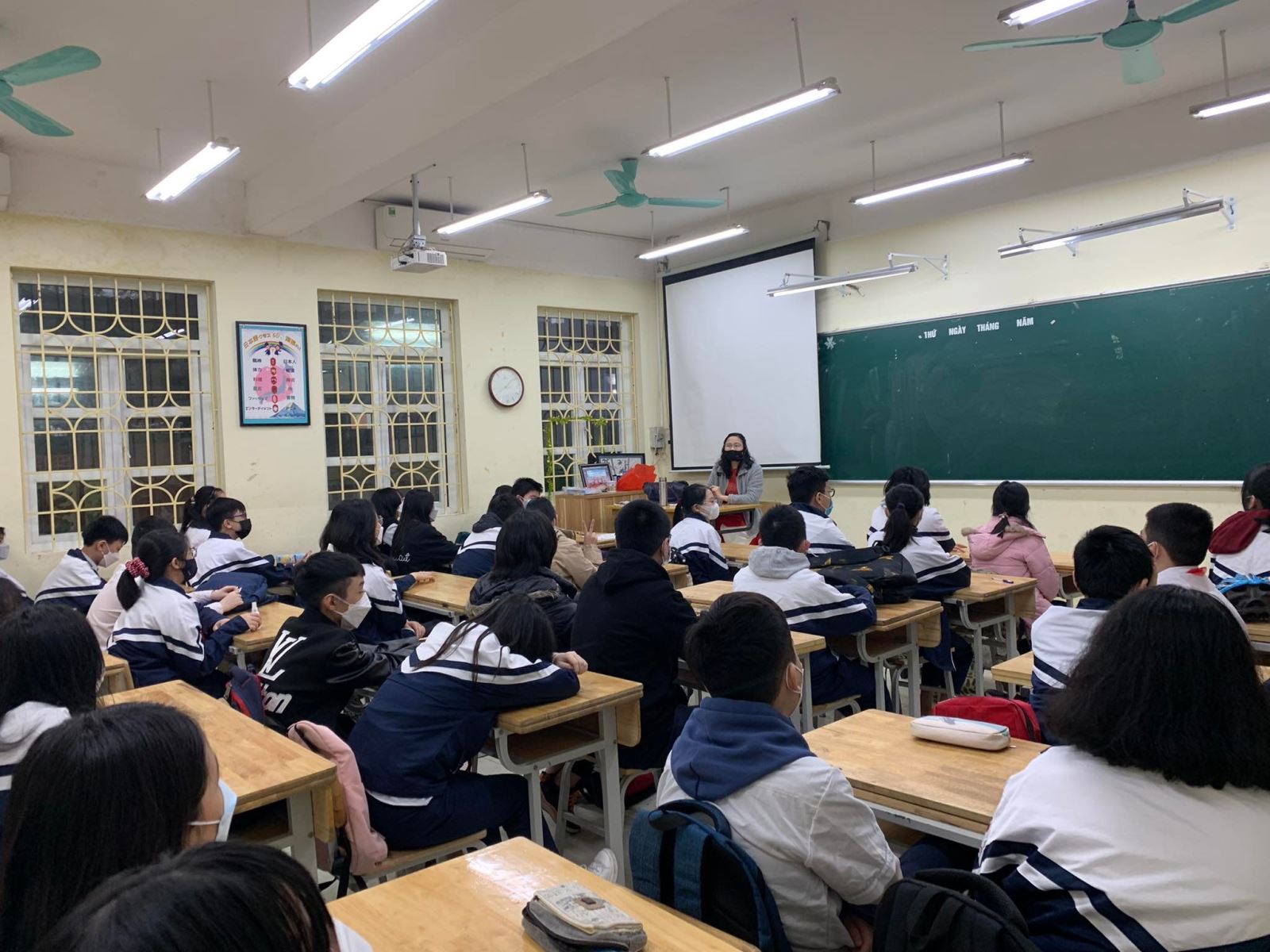 Học sinh từ lớp 1-6 ở nội thành Hà Nội trở lại trường học trực tiếp - Ảnh 1.