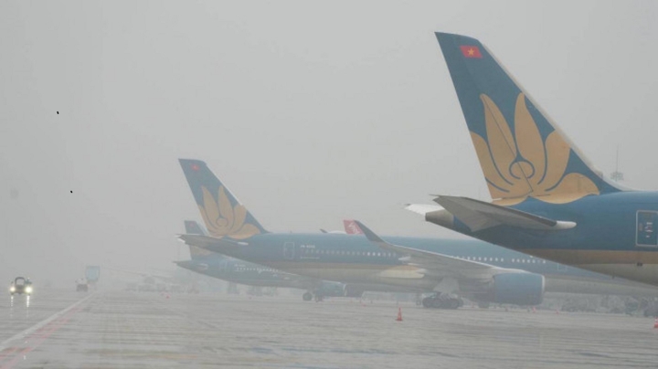 30 chuyến bay không thể hạ cánh do sương mù dày đặc ở miền Bắc - Ảnh 1.