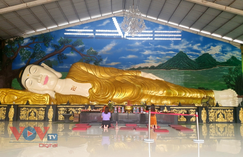 'Tượng Phật nằm' lớn nhất đảo Java - điểm du lịch tâm linh ở Indonesia - Ảnh 1.
